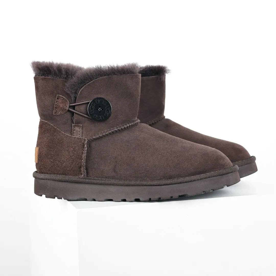 Pick up locally 💰540 The core recommendation is good price UGG basic Bailey twist style Xiaohongshu hot style Henan Longfeng leather production Sheepskin integrated top quality in the market 2-3 cm cashmere insole to keep warm in winter and a very suitable choice for home use UUG has launched a style series in the new year, which is partially geared towards the preferences of young consumers and has also moved to the forefront of fashion trends. Shoe body material Water-repellent coated suede upper 17mm UGGPURE™ implanted wool insole Lightweight non-slip comfortable rubber outsole With brand LOGO Trademark Comes with full packaging Size: 35 36 37 38 39 40